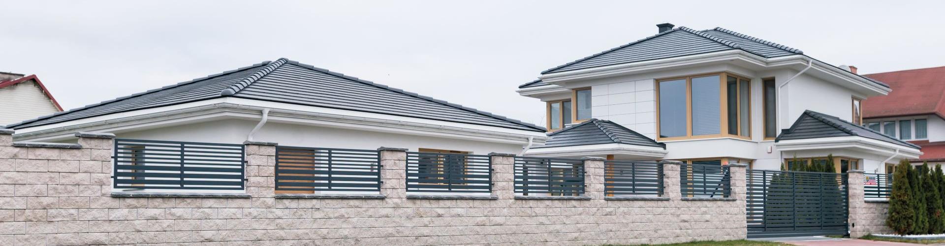 Lamelový kovový plot s moderním designem, který zajišťuje soukromí a styl.