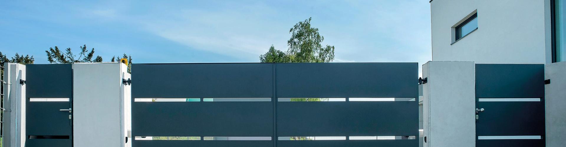 Moderní vjezdová brána, perfektní kombinace estetiky a funkčnosti.