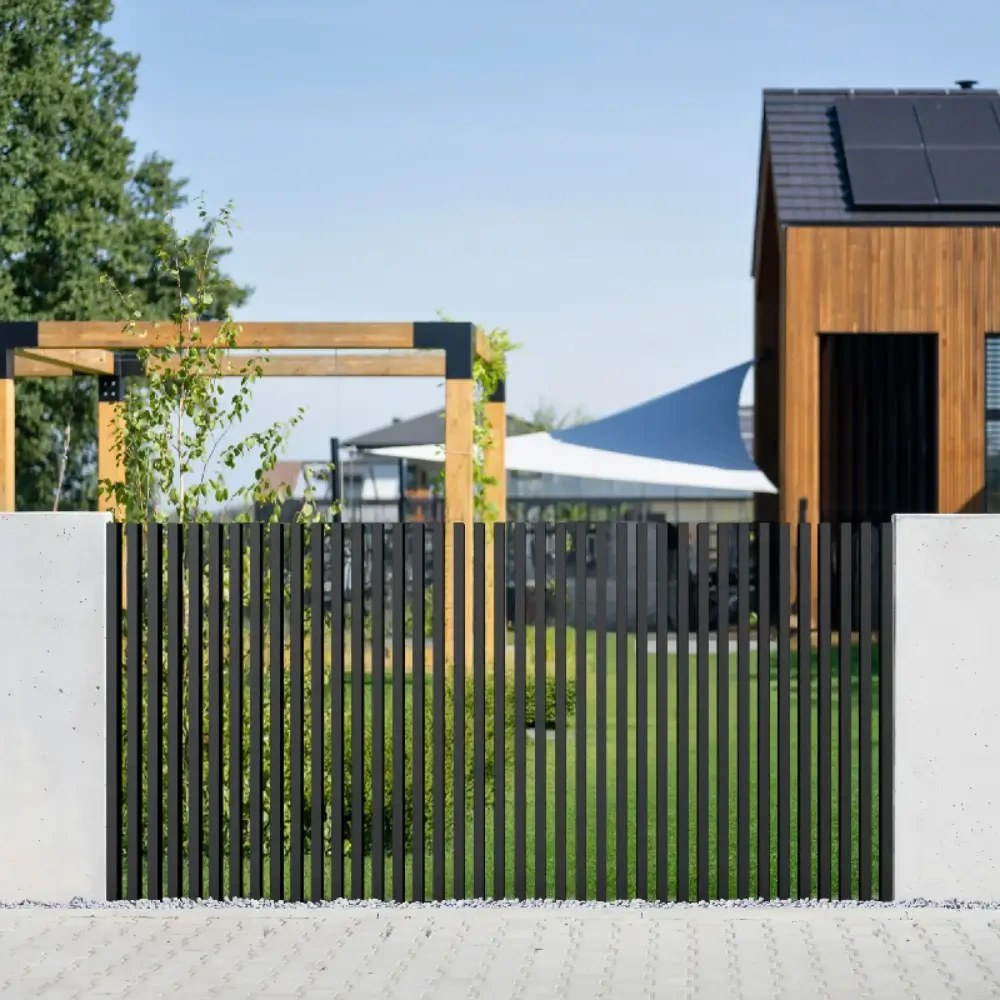 Svislá palisáda CLASSIC 10-130 v zahradě s pergolou