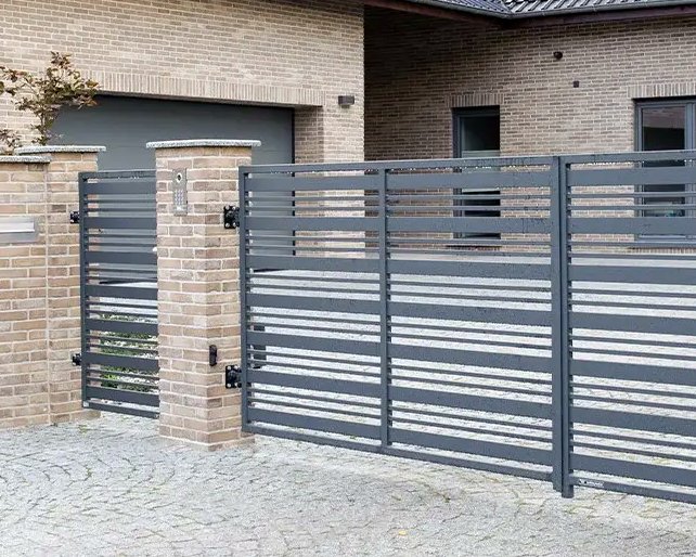Moderní plot s vodorovnými lamelami a brána u domu — Moderní ocelový plot 10-114
