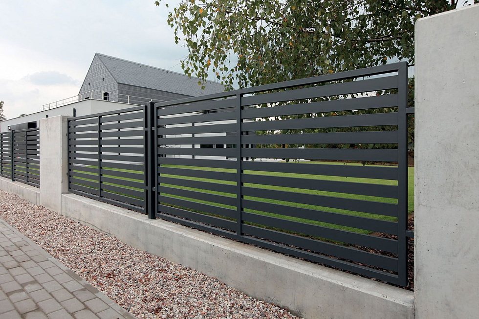 Kovový plot MODERN 10-104 u rodinného domu