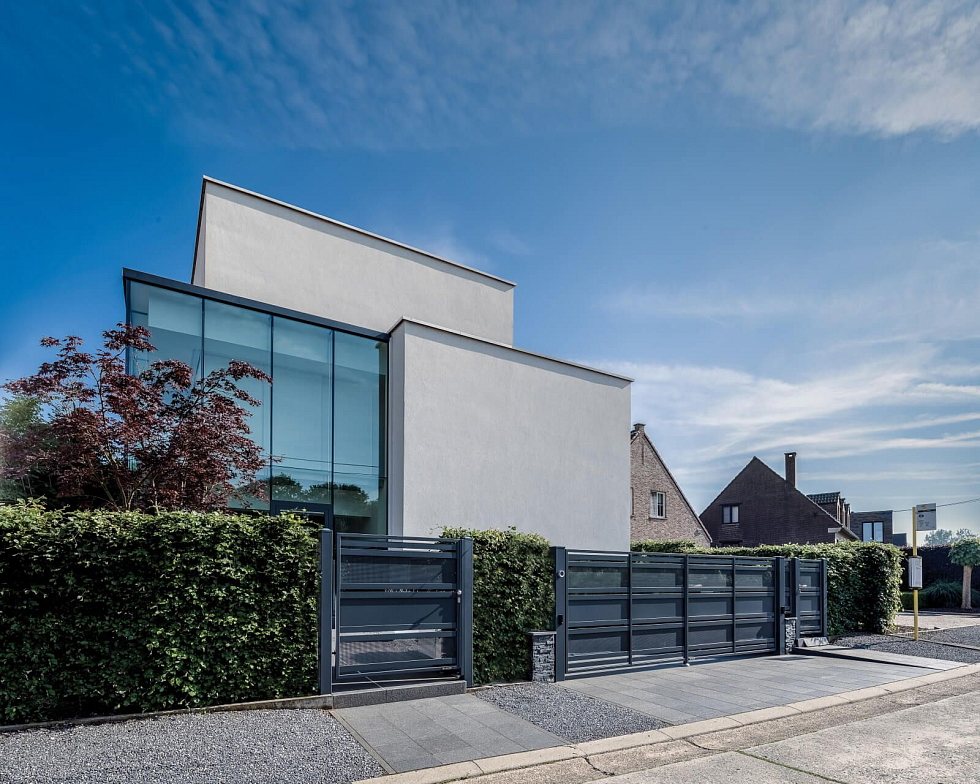 Kovový plot MODERN 10-109 u rodinného domu