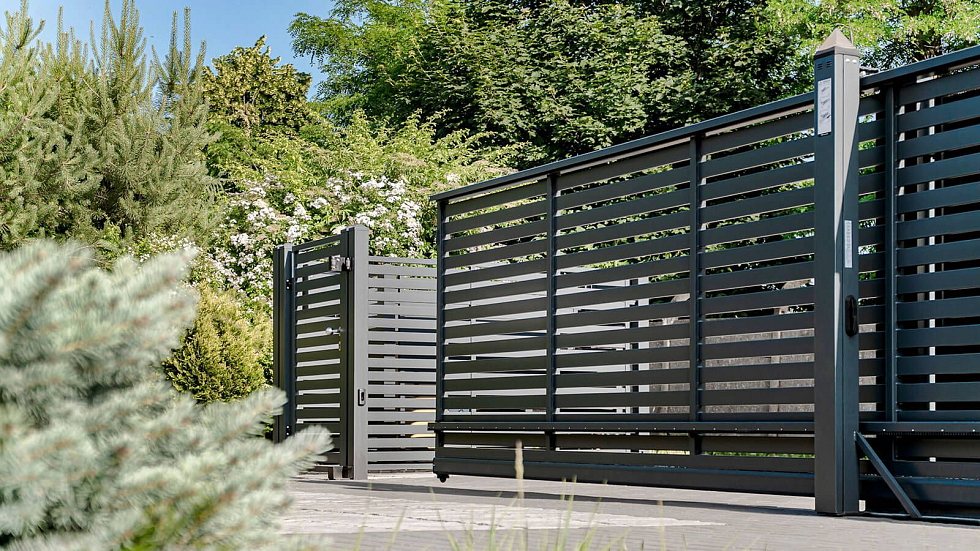 Kovový plot MODERN 10-104 u rodinného domu