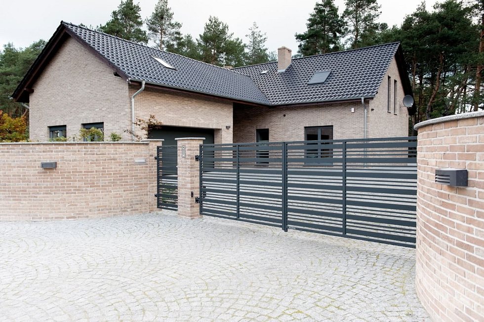 Kovový plot MODERN 10-107 u rodinného domu
