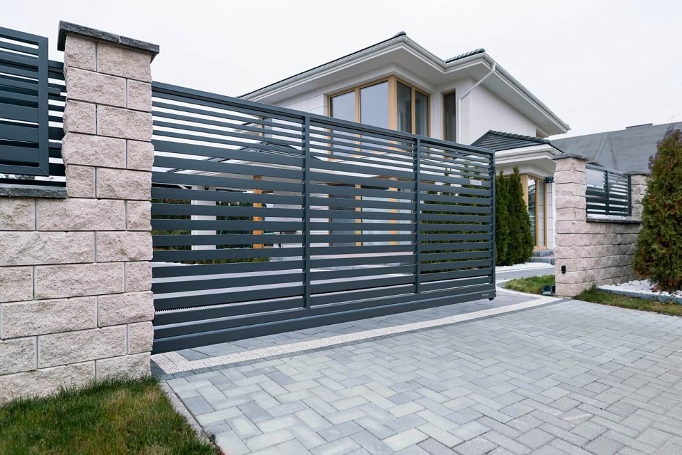 Kovový plot MODERN 10-106 u rodinného domu