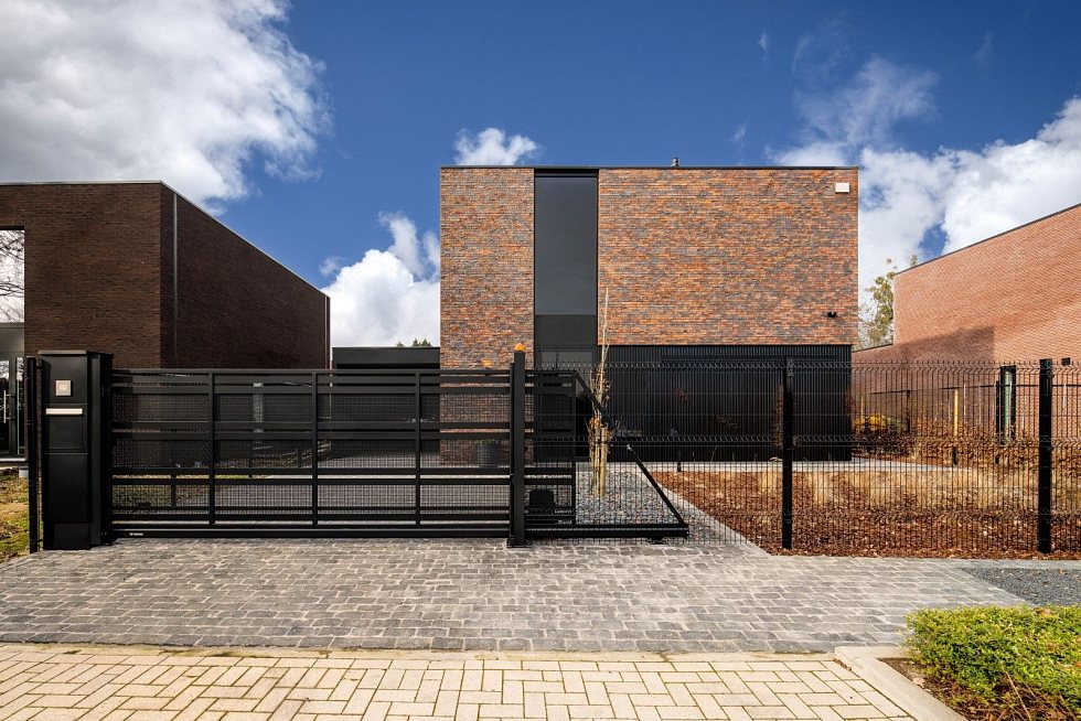 Kovový plot MODERN 10-109 u rodinného domu