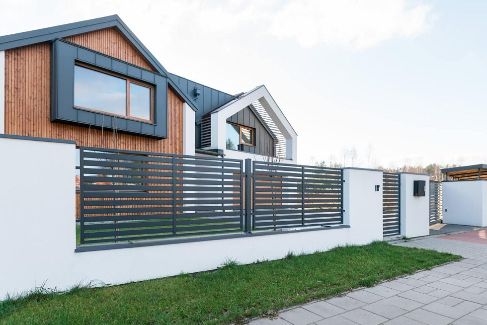 Kovový plot MODERN 10-104 u rodinného domu