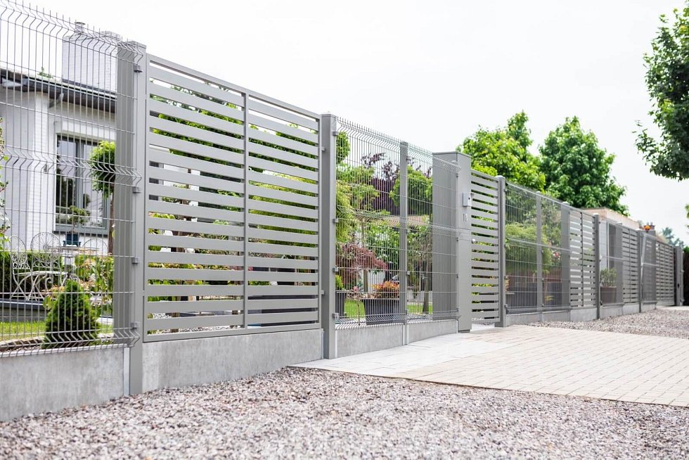 Kovový plot MODERN 10-104 u rodinného domu