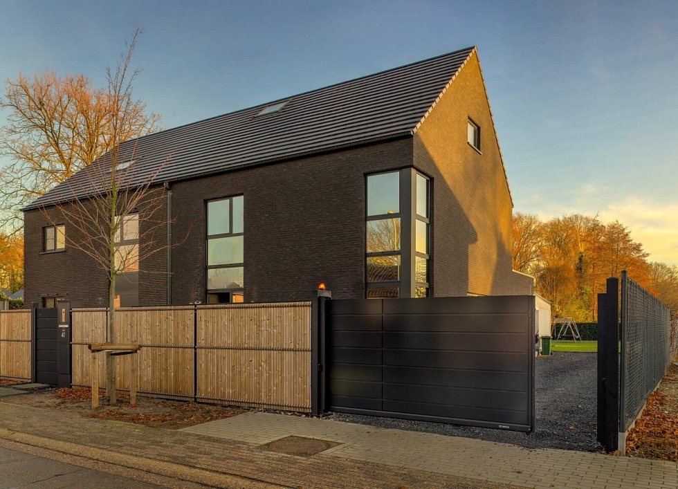 Kovový plot MODERN 10-111 u rodinného domu