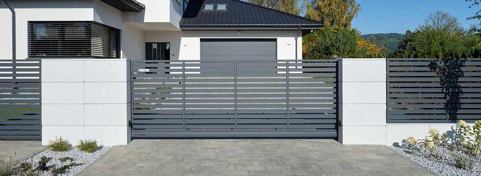 Kovový plot MODERN 10-104 u rodinného domu