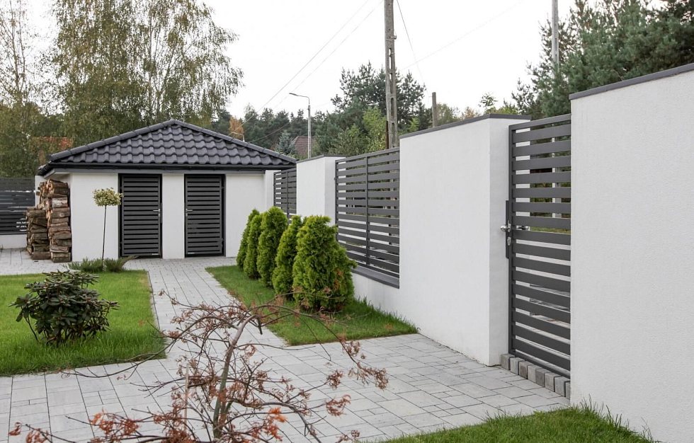 Kovový plot MODERN 10-104 u rodinného domu