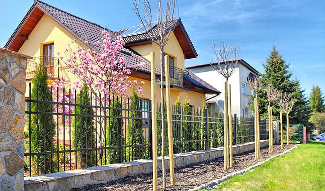 Kovaný plot LUX 10-60 u rodinného domu