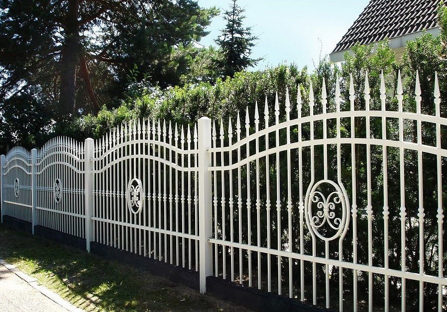 Kovaný plot LUX 10-59 u rodinného domu