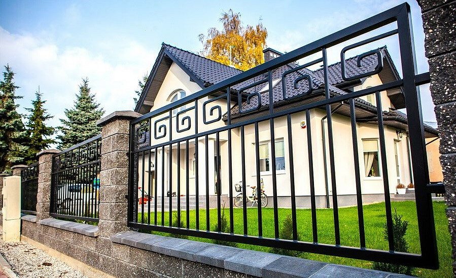 Kovaný plot LUX 10-52 u rodinného domu