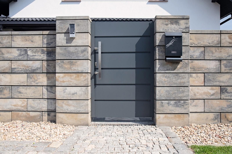 Designový plot s vodorovnými lamelami – inspirace