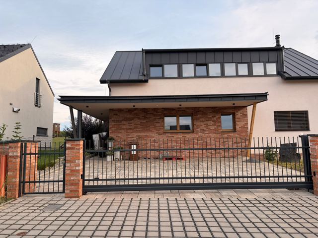 Vstupní branka a posuvná brána STYLE 10-23 mezi cihlovými sloupky, celý vjezd