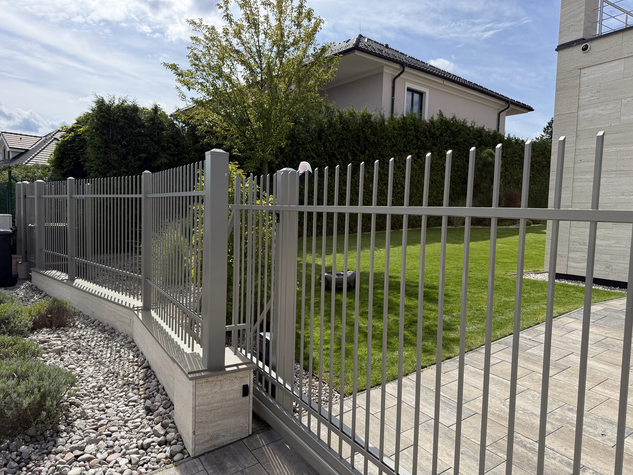 Nároží kovaného plotu LUX 10-62 podél zahrady, pole osazená na podezdívce