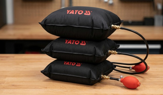 Celkový záběr na všechny tři polštářky různých velikostí rozložené na dílenském ponku s logem YATO