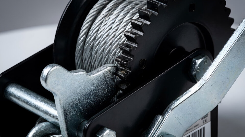 Technické detaily navijáku s brzdou Detail mechanických částí ručního navijáku s ocelovým lanem