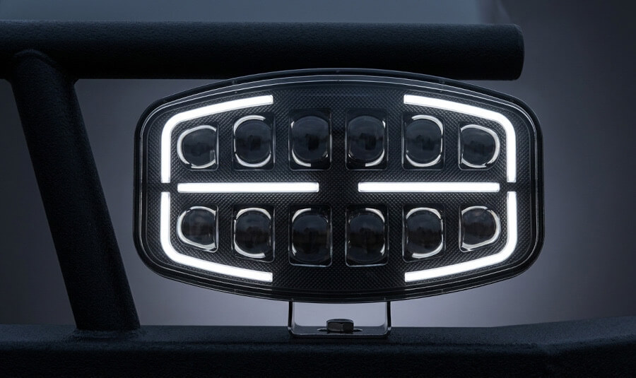 Elölnézet az ovális kiegészítő távolsági LED fényszóróról kettős dinamikus helyzetjelzővel, masszív keretre szerelve. A bekapcsolt távolsági üzemmód bizonyítja a tiszta optikát és a 12 nagy teljesítményű LED chip egyenletes fényszórását. - Kiegészítő távolsági LED fényszóró kettős dinamikus helyzetjelzővel - Ovális, 75W, 1500Lm, IP69K, R149, R148