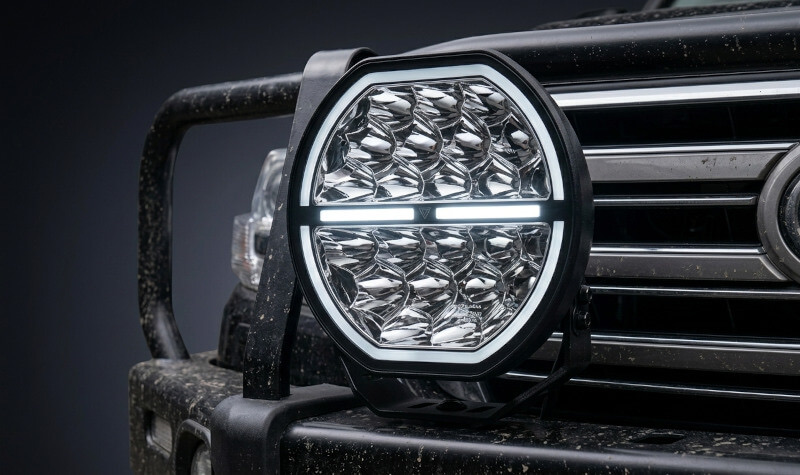 Přídavné dálkové LED světlo s duálním pozičním světlem v extrémním testu odolnosti. Světlomet je vystaven silnému proudu vody a mrazivým podmínkám, přičemž jeho optika zůstává čistá a světelný výkon stabilní. - Přídavné dálkové LED světlo s duálním pozičním světlem, 144W, 13000Lm, IP69K, R149, R148