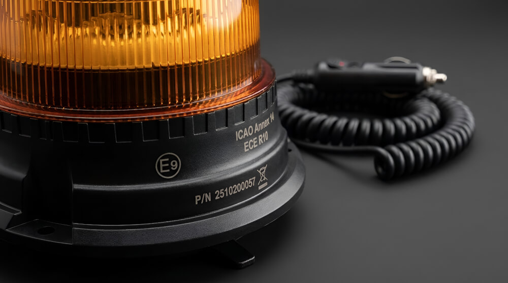 Detailní pohled na základnu a kryt výstražného LED majáku 24 LED s viditelným označením ICAO a ECE R10