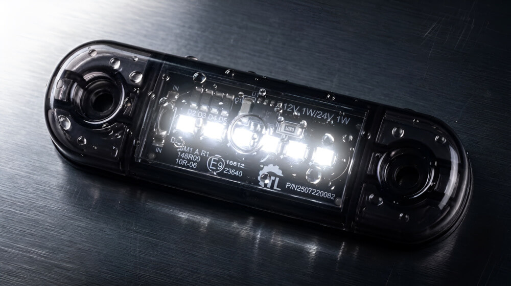 Bílé LED obrysové světlo 12V/24V s kouřovým efektem v detailu