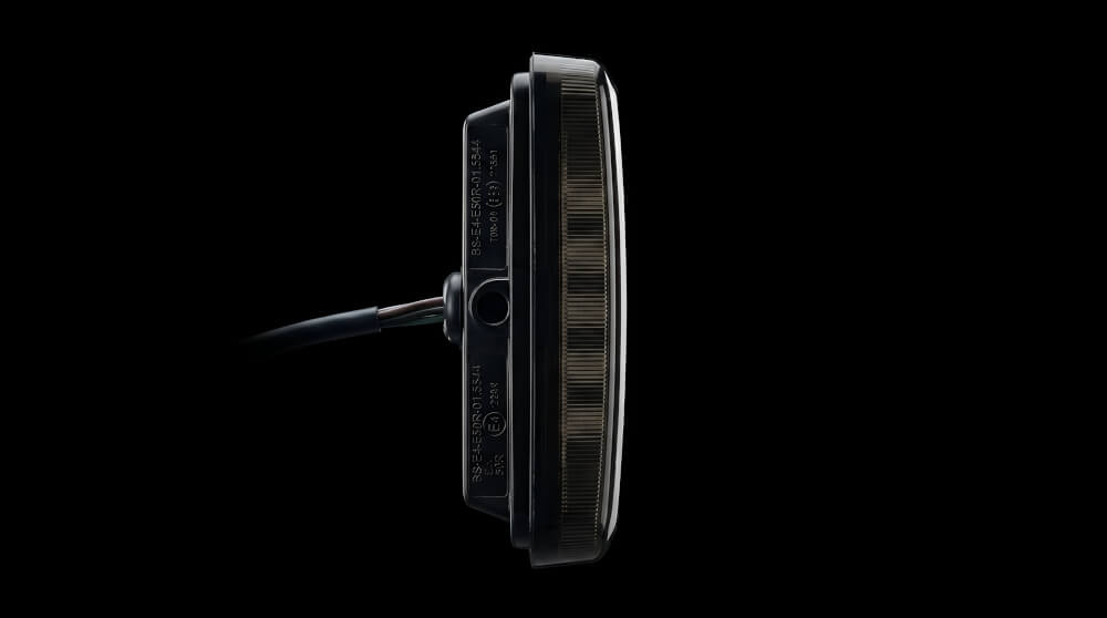 Detailní pohled na tenký profil 28 mm a kouřové sklo tónovaného zadního LED světla na tahače a přívěsy