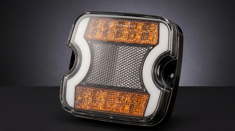 Detailní pohled na optiku a tělo levého předního LED světla s pozičním světlem