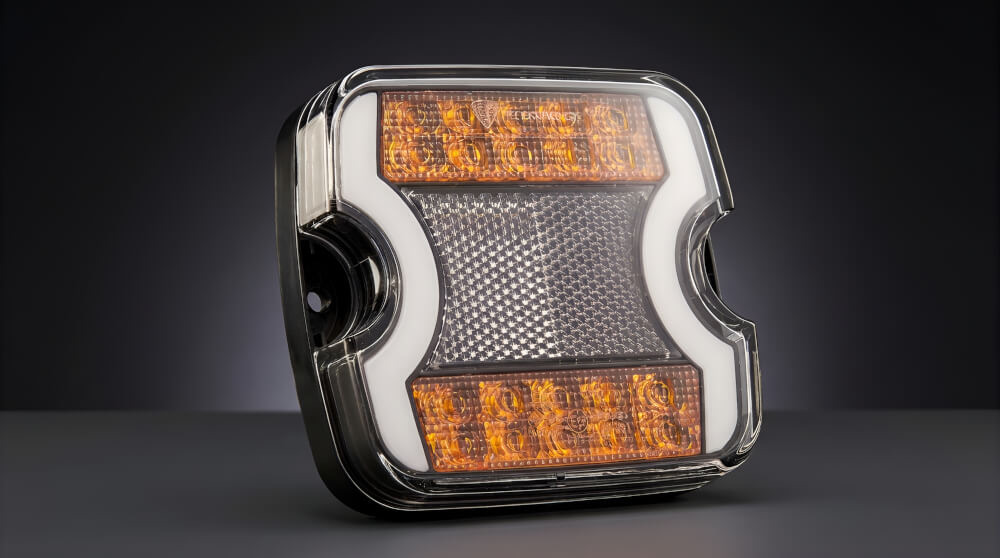 Detailní pohled na optiku a tělo pravého předního LED světla s pozičním světlem