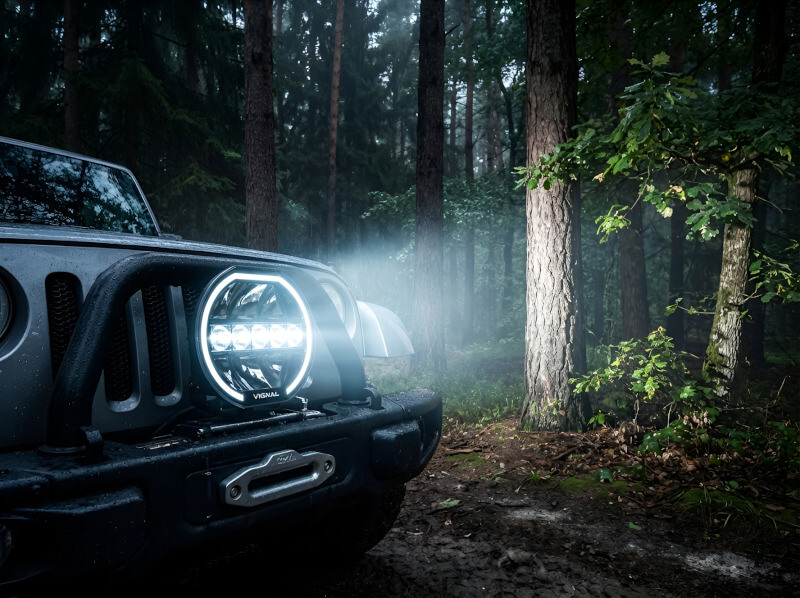 Čelní pohled na rozsvícené přídavné 9 palců dálkové LED světlo s kruhovým pozičním světlem v dálkovém režimu. Pět středových čoček generuje intenzivní paprsek bílého světla, který dominuje celému světlometu. - Přídavné dálkové LED světlo 9palcové s kruhovým pozičním světlem, 144W, IP68, R149, R10 Čelní pohled na rozsvícené přídavné 9 palců dálkové LED světlo s kruhovým pozičním světlem v dálkovém režimu. Pět středových čoček generuje intenzivní paprsek bílého světla, který dominuje celému světlometu. - Přídavné dálkové LED světlo 9palcové s kruhovým pozičním světlem, 144W, IP68, R149, R10