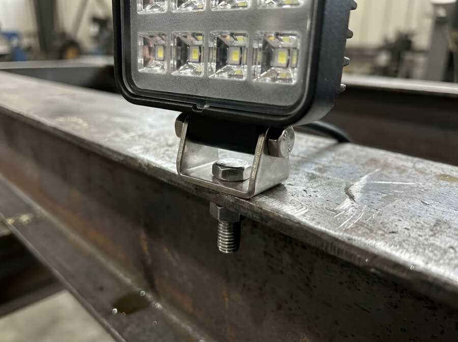 Detailní pohled na diody a nerezový držák pro čtvercové pracovní LED světlo - Odolné čtvercové pracovní LED světlo 12W, IP68, 12V/24V