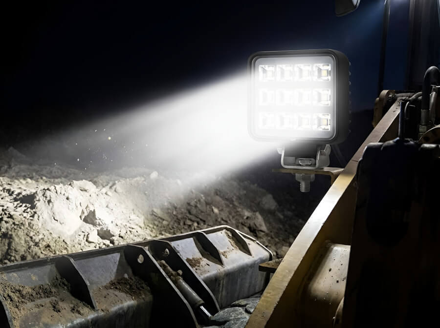 Odolné čtvercové pracovní LED světlo v akci na pracovním stroji během noční směny - Odolné čtvercové pracovní LED světlo 12W, IP68, 12V/24V