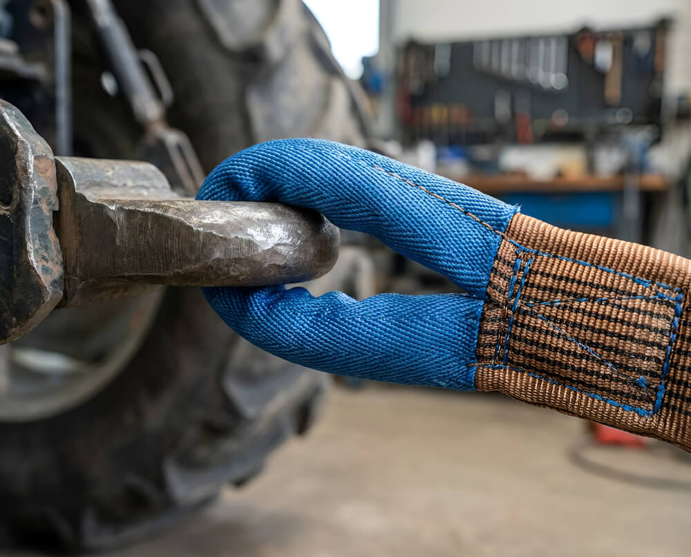 Detailní záběr na zesílené oko vyprošťovacího popruhu pro těžkou techniku - Profesionální vyprošťovací tažný popruh 25 000 kg, délka 10m