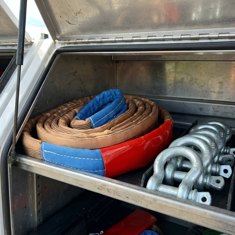 Skladování vyprošťovacího popruhu pro těžkou techniku v úložném boxu nákladního automobilu - Profesionální vyprošťovací tažný popruh 25 000 kg, délka 10m