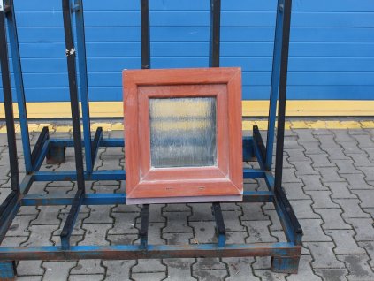Plastové okno - 560x540 mm, S, cherry/bílá + příslušenství a montážní materiál zdarma