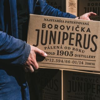 V dobe prvej Československej republiky bola ⭐Trenčianska borovička Juniperus⭐ dokonca vyvážaná aj do Ameriky☝👉🍸🚢. Od roku...