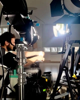 Svetlá, kamera, borovička! 🎬🌲 Dnes sme v štúdiu menili realitu a prenášali vôňu lesa priamo pred objektív🤩. Príprava...