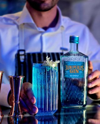 Umenie mixológie🍸: Keď sa tradícia stretne s inováciou. 🧪✨ Za každým skvelým drinkom stojí precízna práca barmana a...