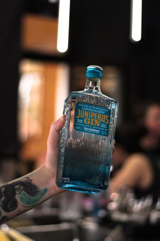 Rozbaľte to dnes večer s Juniperus Ginom! 🔊💥 Zabudnite na nudné večery doma na gauči. Dnešná noc patrí skvelej spoločnosti...