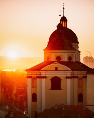 Přejeme krásný první jarní den z Olomouce❗ Dnes přesně v 15 hodin a 46 minut Slunce přešlo přes takzvaný nebeský rovník a...