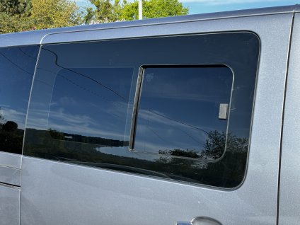 Výměna pevných bočVýměna pevných bočních oken za otvírací okna do Peugeot Traveller