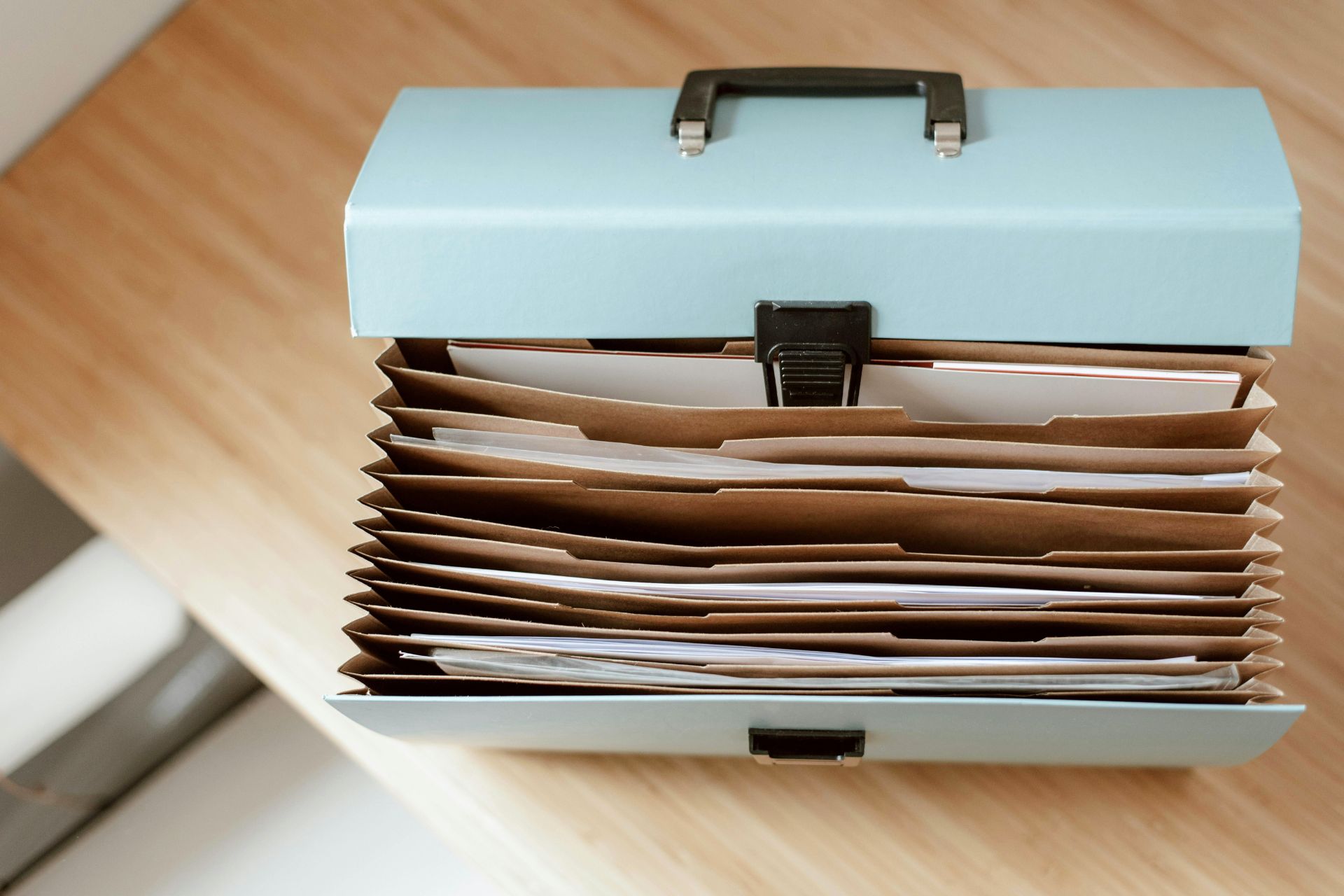 Zkroťte chaos v papírech: Desky na dokumenty pro všechny kancelářské situace