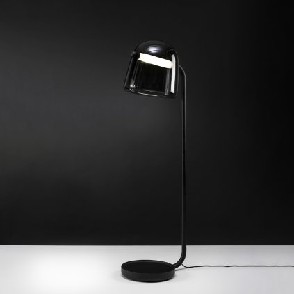 designová stojací lampa