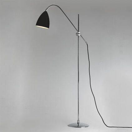 chromová stojací lampa