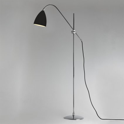 chromová stojací lampa