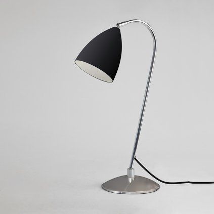 chromová stolní lampa