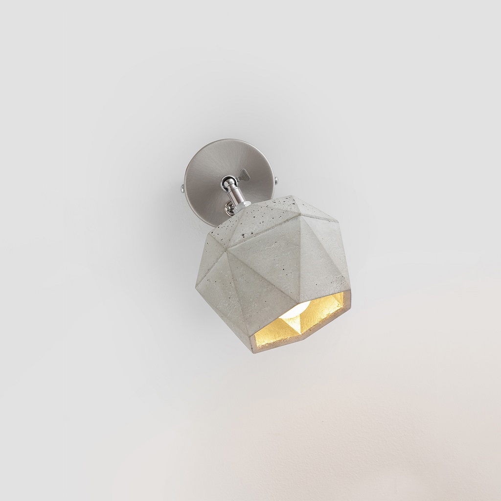 betonová lampa na stěnu