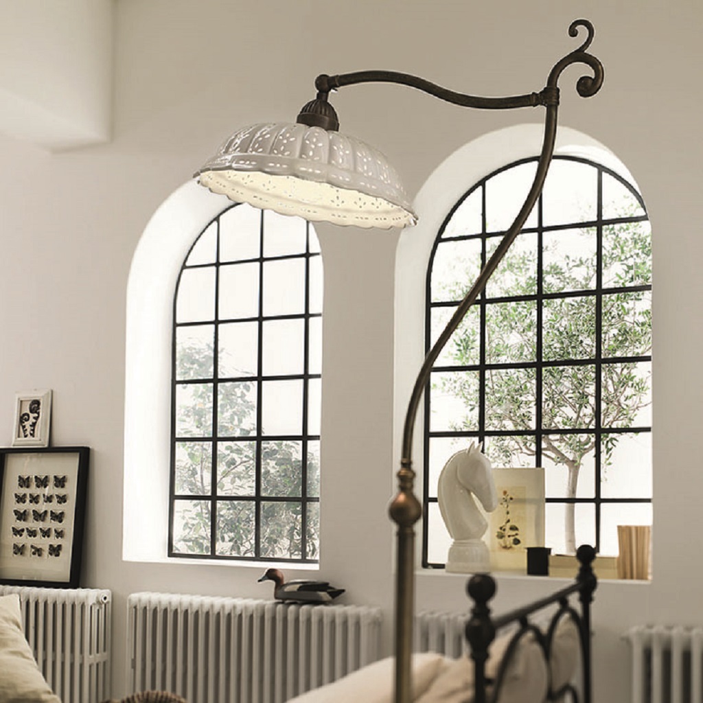rustikální lampa s porcelánem