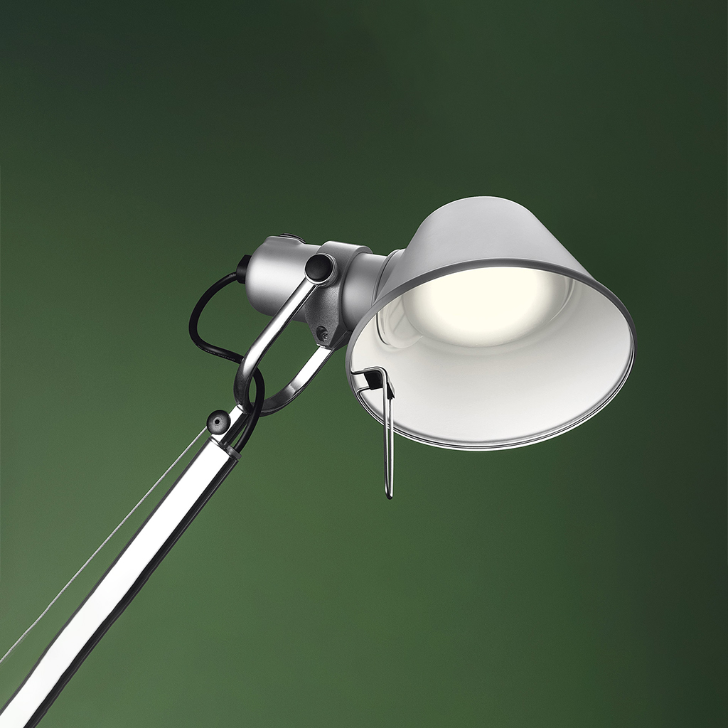 LED lampa na pracovní stůl
